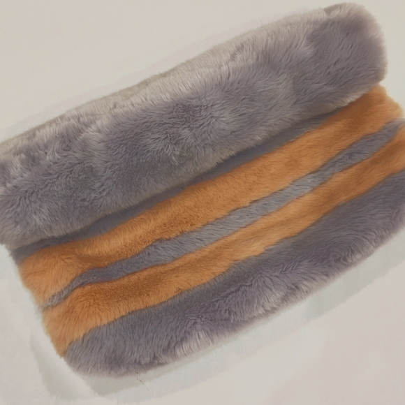 FAUX FUR FOLD UP CLUTCH - Picture 2 of 6